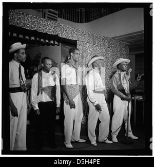 Ein Porträt von Calypso, das zwischen 1938 und 1948 aufgenommen wurde, zeigt den Künstler in Kostümen, die die kulturelle und musikalische Atmosphäre der Epoche widerspiegeln. Das Bild zeigt Calypso neben prominenten Persönlichkeiten wie Duke of Iron, Lord Invader und Wilmoth Houdini, was die Musikszene der damaligen Zeit hervorhebt. Stockfoto