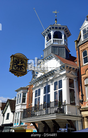 17. Jahrhundert Guildhall vergoldeten Uhr, obere Hauptstraße, Guildford, Surrey, England, Vereinigtes Königreich Stockfoto