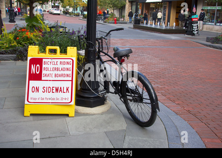 Fahrrad für Laternenpfahl neben kein Fahrrad fahren auf Bürgersteig Schild gesperrt. Oak Park (Illinois) Stockfoto