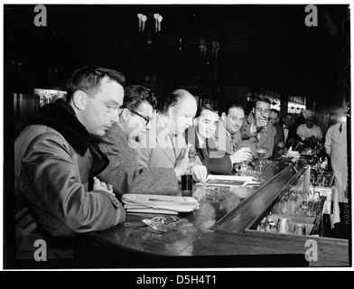 [Porträt von Eddie Sauter, George Handy, Edwin A. Finckel, Ralph Burns, Johnny Richards, und Neal Hefti, Museum of Modern Art, New York, N.Y., Ca. März 1947] (LOC) Stockfoto