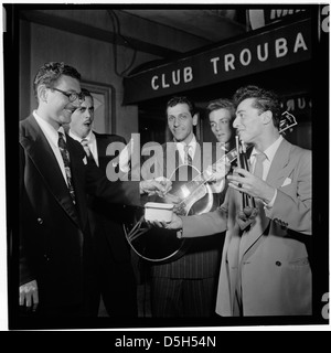 [Porträt von Bill (Buddy) De Arango, Terry Gibbs und Harry Biss, Club Troubadour, New York, N.Y., zwischen 1946 und 1948] (LOC) Stockfoto