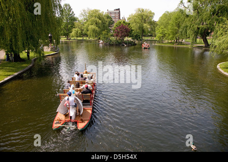 Historischen Swan Boote in Boston Public Gardens an einem Sommertag, Boston, MA Stockfoto