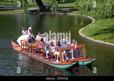 Touristen fahren die historischen Swan Boote in Boston Public Gardens an einem Sommertag, Boston, Ma Stockfoto