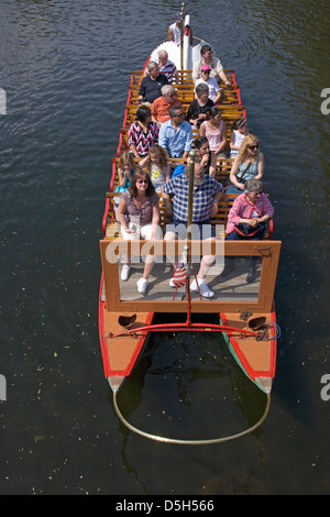 Touristen fahren die historischen Swan Boote in Boston Public Gardens an einem Sommertag, Boston, Ma Stockfoto