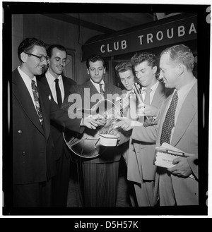 [Porträt von Bill (Buddy) De Arango, Terry Gibbs und Harry Biss, Club Troubadour, New York, N.Y., zwischen 1946 und 1948] (LOC) Stockfoto