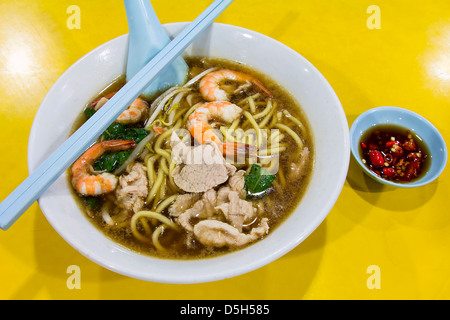 Hokkien Garnele mir Suppennudeln mit Schweinefleisch und Gemüse und Beilage der Cut Red Chili Peppers in Soja-Sauce Stockfoto