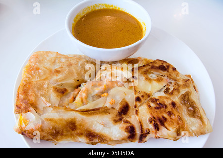 Indische Roti Prata mit Hühnerfleisch und Currysauce Stockfoto