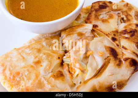 Indische Roti Prata mit Hühnerfleisch und Curry-Sauce-Nahaufnahme Stockfoto