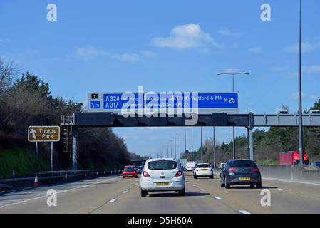 Ausfahrt 11 auf M25 Autobahn, Surrey, England, Vereinigtes Königreich Stockfoto