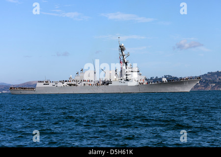 Der Arleigh-Burke-Klasse geführte Flugkörper Zerstörer USS Spruance (DDG-111) an der San Francisco Bay. Stockfoto