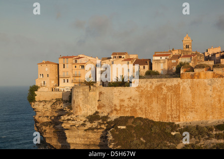 Frankreich, Korsika, Bonifacio, Cliffside Häuser, dawn Stockfoto