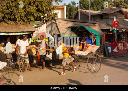 Madagaskar, Toliara, Beifahrer im Pousse-Pousse menschliche angetriebene Rikscha Stockfoto