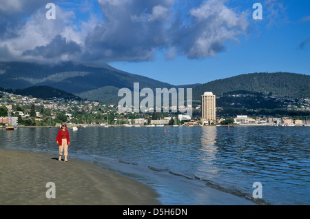 Australien, Tasmanien, Hobart, Nutgrove Strand von Sandy Bay mit Wrest Point Hotel Casino Stockfoto