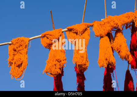 Orange Tuch trocknen im Quartier Färber in den Souks von Marrakesch, Marokko Stockfoto