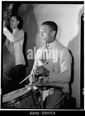 Dieses Foto zeigt die Musiker Tommy Myles und Tommy Potter um März 1942. Das Bild zeigt den Einfluss des Jazz der Ära und erfasst diese Schlüsselfiguren in einem Moment der Performance oder Studioarbeit. Stockfoto