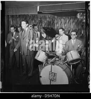 [Porträt von Jack Teagarden, Erdnüsse zunehmend, Jack Lesberg und Max Kaminsky, berühmte Tür, New York, N.Y., ca. Juli 1947.] (LOC) Stockfoto