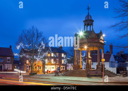 Der Market Cross und die Pumpe im St James Square Boroughbridge, North Yorkshire. Stockfoto