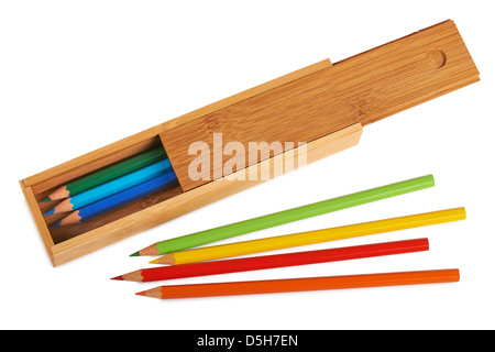 Holz Bleistift Boxen isoliert (Clipping-Pfad) geöffnet Stockfoto