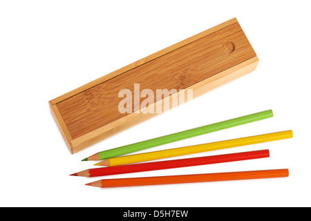 Holz Bleistift Boxen isoliert (Clipping-Pfad) geschlossen Stockfoto