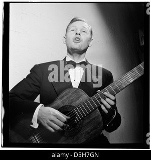 Ein Porträt von Richard Dyer-Bennet, einem amerikanischen Folk-Sänger, aufgenommen im Village Vanguard in New York, um März 1947. Das Bild fängt seine Rolle in der Volksmusikbewegung ein. Stockfoto