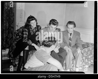 [Porträt von Adele Girard, Joe Marsala, Nesuhi Ertegun und William P. Gottlieb, Türkische Botschaft, Washington, D.C., Ca. 1940] (LOC) Stockfoto