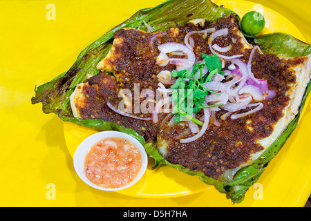 Stingray Fisch mit Sambal Chili-Paste Sauce mit gehackten Zwiebeln, Koriander und fermentierten Garnelen Dip-Sauce Stockfoto