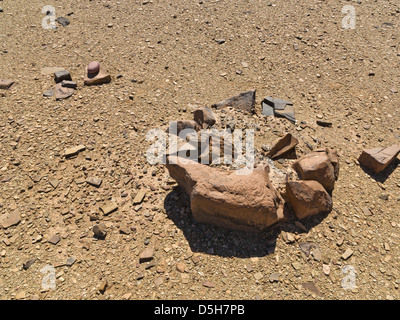 Ein Feuer-Kreis auf dem Gelände des prähistorischen Felszeichnungen am Oued Mestakou auf der Tata Akka Road in Marokko. Stockfoto