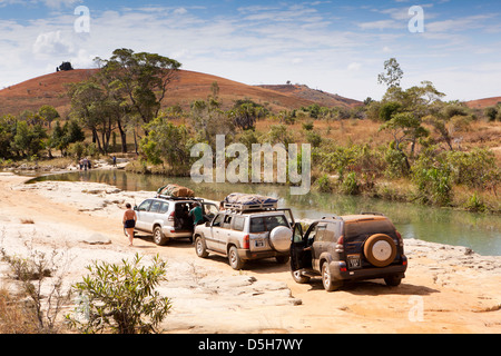 Madagaskar, Betrieb Wallacea, Schüler 4 x 4 Fahrzeuge neben Mariarano Fluss Stockfoto