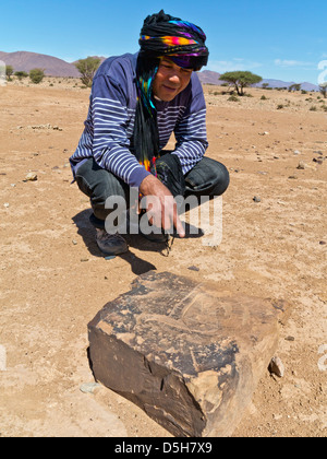 Brahim prähistorischen Felszeichnungen am Oued Mestakou auf der Tata Akka Road in Marokko zu betrachten. Stockfoto