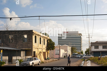 Digicel Caribbean Hauptquartier, Kingston, Jamaika. Architekt: de Blacam & Meagher, 2013. Straßenansicht der Nordansicht. Stockfoto