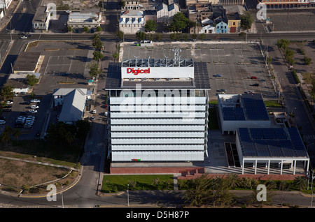 Digicel Caribbean Hauptquartier, Kingston, Jamaika. Architekt: de Blacam & Meagher, 2013. Hoher Luftaufnahme der Südfassade. Stockfoto