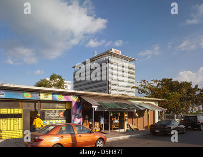 Digicel Caribbean Hauptquartier, Kingston, Jamaika. Architekt: de Blacam & Meagher, 2013. Straßenansicht mit lokalen Geschäften. Stockfoto