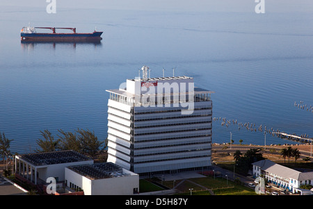 Digicel Caribbean Hauptquartier, Kingston, Jamaika. Architekt: de Blacam & Meagher, 2013. Hohe Luft Hubschrauber geschossen in Richtung th Stockfoto