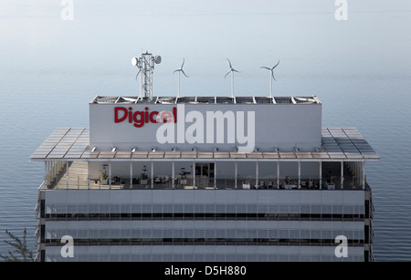 Digicel Caribbean Hauptquartier, Kingston, Jamaika. Architekt: de Blacam & Meagher, 2013. Detail der oberen Etagen mit Bereich "solar" Stockfoto