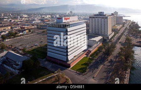 Digicel Caribbean Hauptquartier, Kingston, Jamaika. Architekt: de Blacam & Meagher, 2013. Aerial Kontext-Browser. Stockfoto