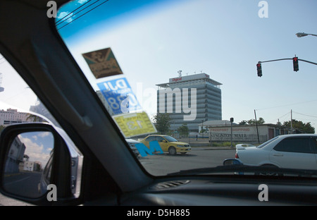 Digicel Caribbean Hauptquartier, Kingston, Jamaika. Architekt: de Blacam & Meagher, 2013. Blick vom Auto an Kreuzung. Stockfoto