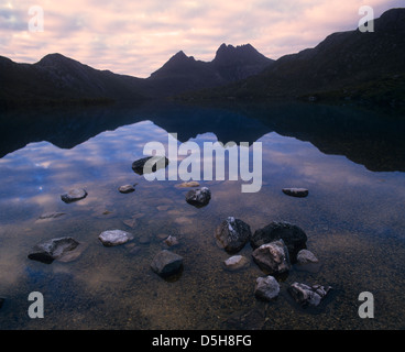 Australien, Tasmanien, Wiege unvergessliche Lake St. Clair National Park, Wiege Bergen reflektiert in Dove Lake Stockfoto