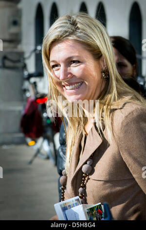 Prinzessin Maxima der Niederlande besucht die Einweihung der ersten Briefmarke PostNL 1001 Frauen an der Universität Amsterdam, Niederlande, 2. April 2013. Foto: Patrick van Katwijk /NETHERLANDS und Frankreich Stockfoto