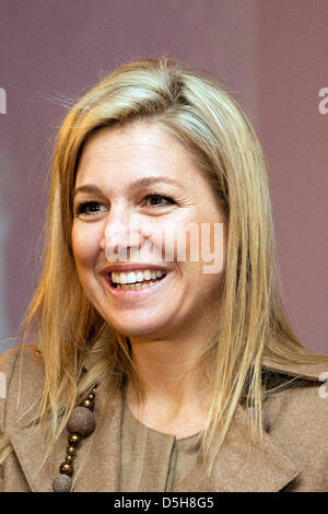 Prinzessin Maxima der Niederlande besucht die Einweihung der ersten Briefmarke PostNL 1001 Frauen an der Universität Amsterdam, Niederlande, 2. April 2013. Foto: Patrick van Katwijk /NETHERLANDS und Frankreich Stockfoto