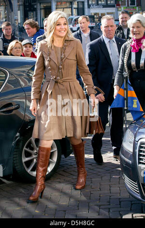 Prinzessin Maxima der Niederlande besucht die Einweihung der ersten Briefmarke PostNL 1001 Frauen an der Universität Amsterdam, Niederlande, 2. April 2013. Foto: Patrick van Katwijk /NETHERLANDS und Frankreich Stockfoto