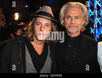 Pierre Sarkozy (L), Sohn des französischen Staatspräsidenten, und Hermann Buehlbecker, Eigentümer von Aachens Print eine Schokolade-Firma Henry Lambertz kommen an die Mode zeigen '' Lambertz Montag Nacht – Schokolade & Mode '' im alten Wartesaal in Köln, 01 Februar 2010. Diese Süßwaren Hersteller Lambertz-Party fand traditionell auf dem Occaision des internationalen Stockfoto