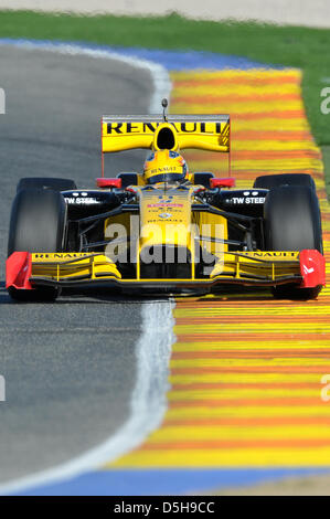 Polens-Formel1-Fahrer Robert Kubica aus dem Renault F1 team R30, während der offiziellen Formel-1-Testfahrten auf der Rennstrecke "Circuito De La Comunitat Valenciana'' in Valencia, Spanien, 01 Februar 2010. Diese Testfahrten sind der Beginn der kurzen Testsaison, bevor der Wagen in das erste Rennen in Bahrain am 14. März für die Formel 1 Weltmeisterschaft 2010 starten. Foto: Stockfoto