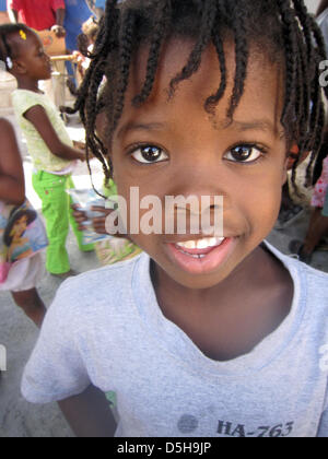 Ein haitianischer Mädchen in das Kinderzentrum Soforthilfe in Port-au-Prince, Haiti, 1. Februar 2010 abgebildet. Es gibt keine Zahlen über wie viele Kinder ihre Eltern bei dem verheerenden Erdbeben verloren haben. Die haitianische Regierung befürchtet, die Kinder wären angenommen im Ausland, die noch Familie in Haiti haben könnte. Foto: Ulrike Koltermann Stockfoto