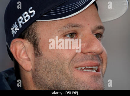 Brasilianische Formel-1-Pilot Rubens Barrichello von Williams gibt ein Interview während Test drives bei "Circuito De La Comunitat Valenciana" Rennstrecke in Valencia, Spanien, 02 Februar 2010. Die Testfahrten sind der Anfang der Saison kurzen Test, vor dem Start der Formel-1-Saison 2010 in Bahrain am 14. März 2010. Foto: JENS Büttner Stockfoto