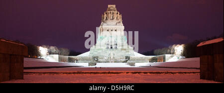 Das Völkerschlacht-Denkmal im Gerüstbau in Leipzig, Deutschland, 2. Februar 2010 abgebildet. Förderverein der Gedenkstätte möchte 6,5 Millionen Euro an Spenden für die Sanierung der Gedenkstätte bis zum Jahr 2013 zu sammeln. Im Jahre 1813 kämpften Truppen aus Preußen, Russland, Schweden und Österreich gegen Napoleon in der Völkerschlacht. Foto: PETER ENDIG Stockfoto