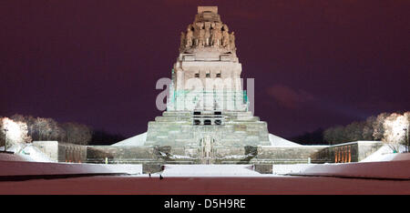 Das Völkerschlacht-Denkmal im Gerüstbau in Leipzig, Deutschland, 2. Februar 2010 abgebildet. Förderverein der Gedenkstätte möchte 6,5 Millionen Euro an Spenden für die Sanierung der Gedenkstätte bis zum Jahr 2013 zu sammeln. Im Jahre 1813 kämpften Truppen aus Preußen, Russland, Schweden und Österreich gegen Napoleon in der Völkerschlacht. Foto: PETER ENDIG Stockfoto