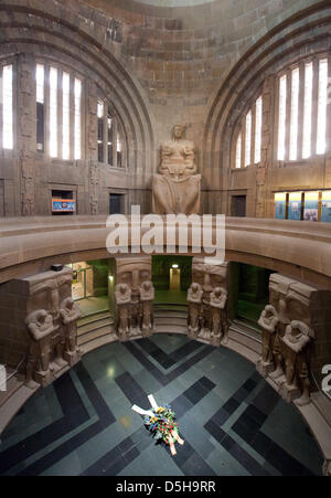 Die Krypta und das Pantheon in die Völkerschlacht-Denkmal in Leipzig, Deutschland, 2. Februar 2010 abgebildet. Förderverein der Gedenkstätte möchte 6,5 Millionen Euro an Spenden für die Sanierung der Gedenkstätte bis zum Jahr 2013 zu sammeln. Im Jahre 1813 kämpften Truppen aus Preußen, Russland, Schweden und Österreich gegen Napoleon in der Völkerschlacht. Foto: PETER ENDIG Stockfoto