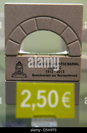 Eine Spende in die Völkerschlacht-Denkmal in Leipzig, Deutschland, 2. Februar 2010 Stein abgebildet. Förderverein der Gedenkstätte möchte 6,5 Millionen Euro an Spenden für die Sanierung der Gedenkstätte bis zum Jahr 2013 zu sammeln. Im Jahre 1813 kämpften Truppen aus Preußen, Russland, Schweden und Österreich gegen Napoleon in der Völkerschlacht. Foto: PETER ENDIG Stockfoto