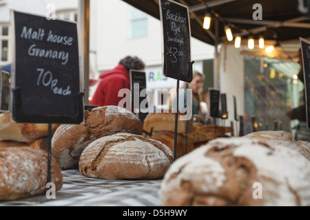Eine lokale handwerkliche Bäckerei verkaufen ihre Brote auf einem Markt in Basingstoke Town Centre Stockfoto