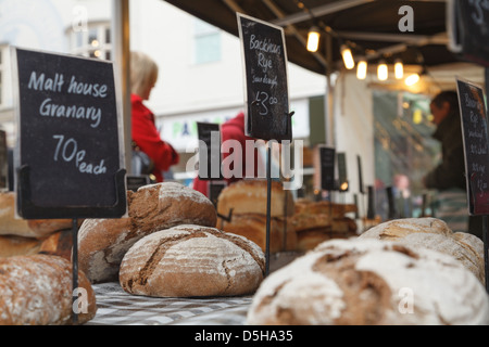 Eine lokale handwerkliche Bäckerei verkaufen ihre Brote auf einem Markt in Basingstoke Town Centre Stockfoto